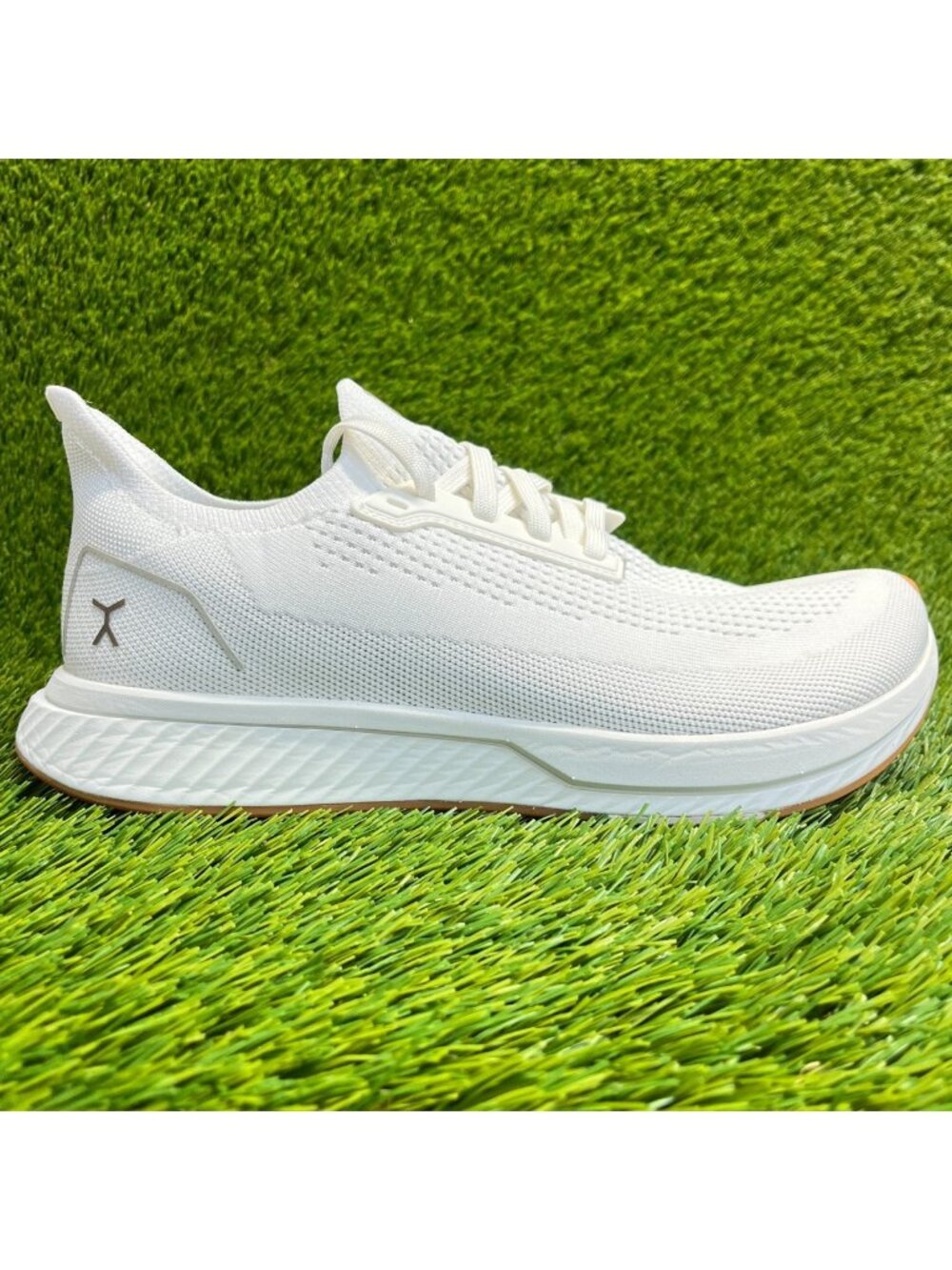 Flux Adapt Runner White Gum Mens Size 10.5 Running Athletic Walking Knit Shoes